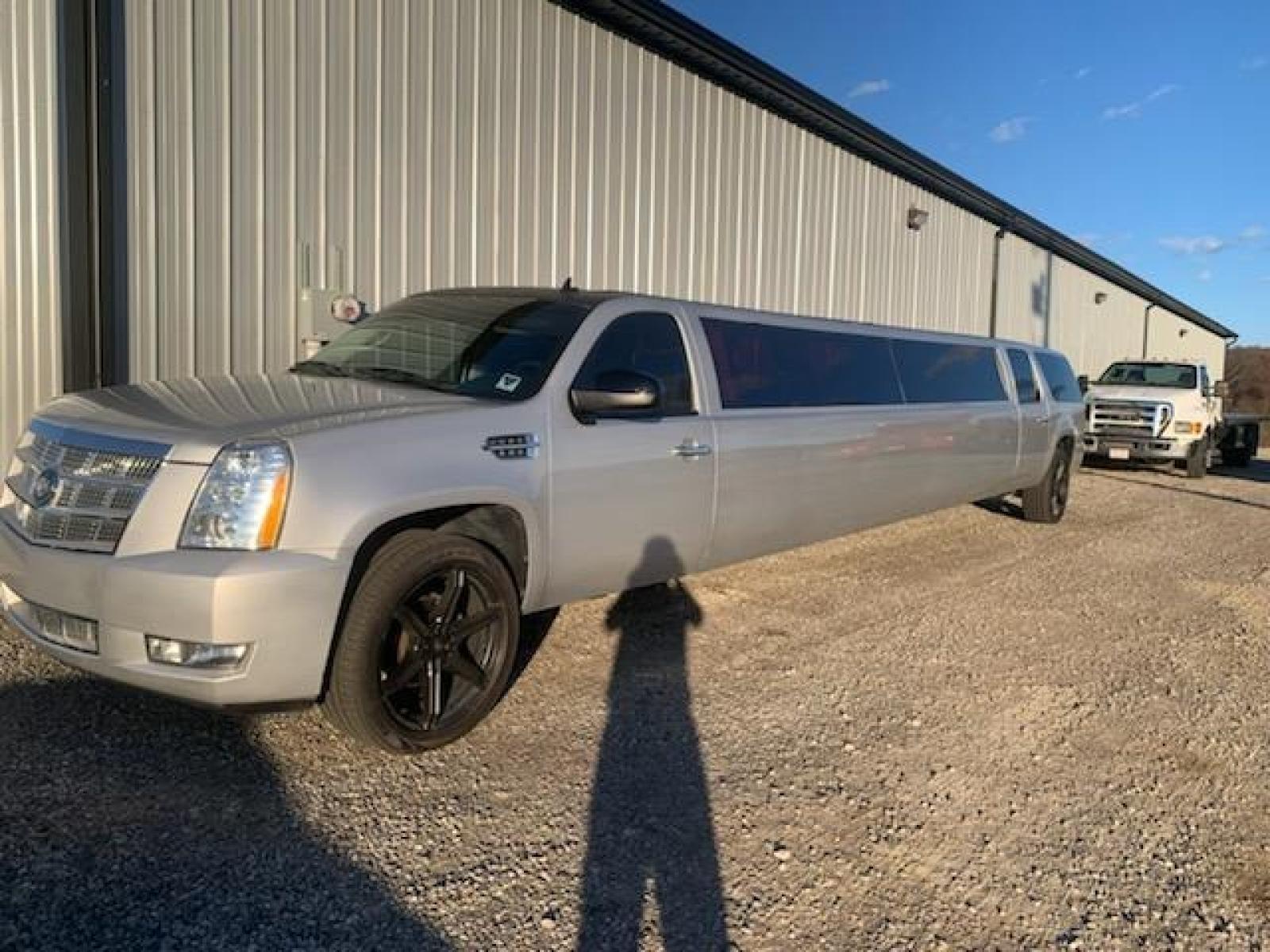 2011 Silver /Black Chevrolet Suburblade , located at 1725 US-68 N, Bellefontaine, OH, 43311, (937) 592-5466, 40.387783, -83.752388 - Photo #4
